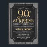 Invitación Surprise 90th Birthday Party - Chalkboard Gold<br><div class="desc">Invitación a la celebración de cumpleaños número 90 de una sorpresa rusa. Elegante y elegante diseño en negro,  falso dorado purpurina y madera gris. Presenta una fuente de script elegante. Mándame un mensaje si necesitas más personalización.</div>