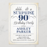 Invitación Surprise 90th Birthday Party - Marina Blanca<br><div class="desc">Sorpresa 90.ª Invitación a la fiesta de cumpleaños. Sencillo diseño elegante en blanco,  azul marino y negro. Presenta una fuente de script elegante. Celebración sorpresa de cumpleaños para hombre o mujer. ¡Se puede personalizar en cualquier edad!</div>