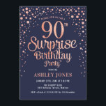 Invitación Surprise 90th Birthday Party - Navy & Rosa Gold<br><div class="desc">Sorpresa 90.ª Invitación a la fiesta de cumpleaños. Diseño elegante en oro rosa purpurina y marrón. Presenta un diseño elegante de tipo de letra y letra de guión. Mándame un mensaje si necesitas edad personalizado.</div>