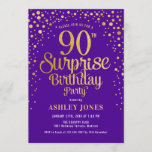 Invitación Surprise 90th Birthday Party - Purple & Gold<br><div class="desc">Sorpresa 90.ª Invitación a la fiesta de cumpleaños. Elegante diseño en morado real y oro falso purpurina. Presenta un diseño elegante de tipo de letra y letra de guión. Mándame un mensaje si necesitas edad personalizado.</div>