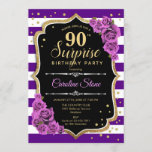 Invitación Surprise 90th Birthday - Purple Gold<br><div class="desc">Sorpresa Invitación a Cumpleaños 90. Diseño de oro negro púrpura femenino con oro falso purpurina. Cuenta con rayas,  rosas púrpura,  fuente de guiones y confeti. Perfecto para una elegante fiesta de cumpleaños. Se puede personalizar para mostrar cualquier edad. Mándame un mensaje si necesitas más personalización.</div>