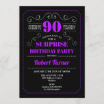 Invitación Surprise 90th Birthday - Púrpura Negro<br><div class="desc">Sorpresa Invitación a Cumpleaños 90. Elegante diseño de pizarra retro en blanco,  negro y violeta. ¡Saludos a 90 años! se puede personalizar para mostrar cualquier edad.</div>