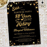 Invitación Surprise Birthday 80 años en la creación de negro<br><div class="desc">Invite a los huéspedes a un cumpleaños sorpresa de 80 años en el MAKING (o para cualquier edad) con estas invitaciones con un diseño de tipografía de escritura retro-caligrafía editable que incorpora su edad y año de nacimiento dentro del diseño en negro y oro con estrellas de oro. La tarjeta...</div>