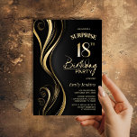 Invitación Surprise Black Gold 18th Birthday Party<br><div class="desc">Esta moderna invitación a los 18 años de color negro y oro es el tono perfecto para un fiesta sorpresivo. Personalice fácilmente su invitación con el nombre del invitado, los detalles del fiesta y la información del lugar en sólo unos pocos clics. Podrás crear una noche llena de amor, risas...</div>
