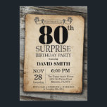Invitación Surprise Rustic 80th Birthday Invitation<br><div class="desc">Sorpresa Rustic 80th Birthday Invitation con un fondo rústico de madera. Vintage Retro Country. Cumpleaños de adultos. Cumpleaños de hombres o mujeres. Invite a un niño o a una Chica. 13.º 15.º 16.º 18.º 20.21.30.40.50.60.70.80.90.100. Cualquier edad. Para una mayor personalización, haga clic en el botón "Personalizar" y utilice nuestra herramienta...</div>