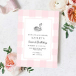 Invitación Swan Pink Gingham Birthday<br><div class="desc">Celebra el chica de cumpleaños con esta clásica invitación a la ducha de cumpleaños gingham. El diseño presenta un diseño de gingham intemporal con un cisne dibujado a mano. Todo el texto es completamente editable. Para una personalización más avanzada de este diseño,  simplemente seleccione el botón "Personalizar" de arriba.</div>