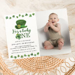 Invitación Sweet Lucky One Photo Birthday Party<br><div class="desc">¡Celebra tu primer cumpleaños con estilo con nuestra invitación de fiesta de un cumpleaños dulce! Con el encantador dicho "Es un afortunado" una foto y hermosas rocas de color agua en tonos verdes,  esta invitación es perfecta para cualquier celebración alrededor del Día de San Patricio.</div>