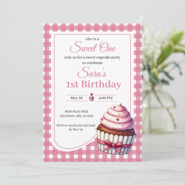 Invitación Sweet One Pink Cupcake Girl 1st Birthday Party  (Anverso de pie)