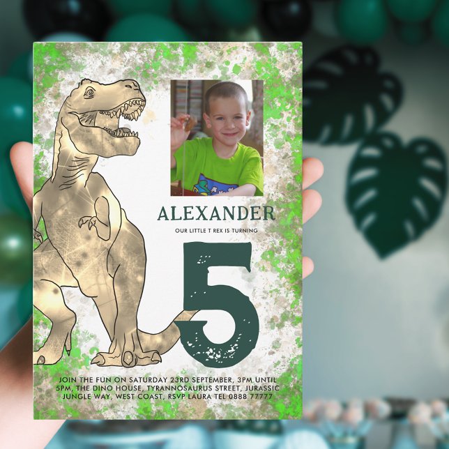 Invitación T-Rex Dinosaur 5ª fiesta de cumpleaños (T-Rex dinosaur 5th birthday party invitation with phot template & watercolor splash Jurassic jungle)