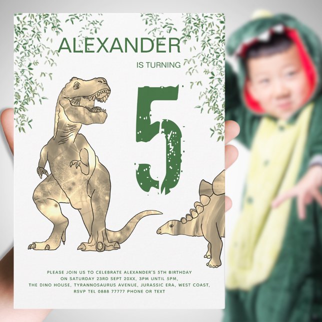 Invitación T-Rex Dinosaur 6ª fiesta de cumpleaños (Dinosaur jungle boys 5th birthday party invitation with T-Rex and Stegosaurus dino modern green)