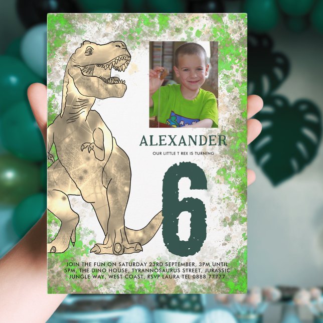 Invitación T-Rex Dinosaur 6ª Fotomía De Fiesta De Cumpleaños (Dinosaur 6th birthday party invitation with photo template T-Rex dino and Jurassic watercolor splash)