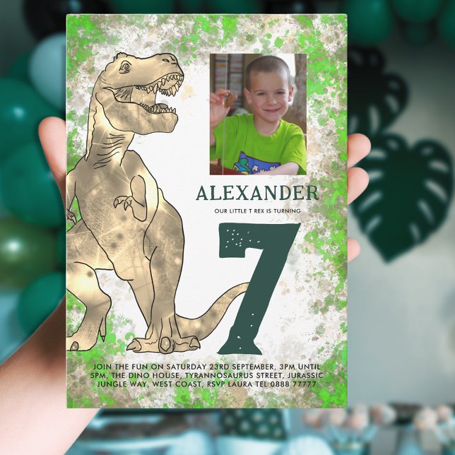 Invitación T-Rex Dinosaur 7.ª Feria de Cumpleaños (T-Rex dinosaur 7th birthday party invitation with photo template green and brown watercolor jungle)