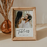 Invitación Tabla de fotos Minimalistas EVERLEIGH número 5x7<br><div class="desc">Everleigh Collection: una colección impresionante y minimalista que presenta un tipo de letra caligráfica moderno, moda y elegante. Esta colección ofrece un diseño atemporal y elegante, perfecto para cualquier evento, desde bodas hasta duchas para bebés y todo lo demás. Disfrute de la elegancia y sofisticación de la colección Everleigh y...</div>