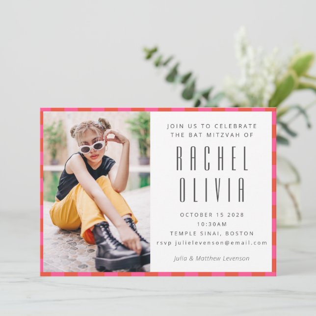 Invitación Tablero Rojo Rosado Retro Bat Mitzvah Foto (Anverso de pie)