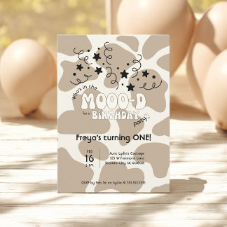 Invitación Tan Who's in the MOOO-D Cow Print 1st Birthday