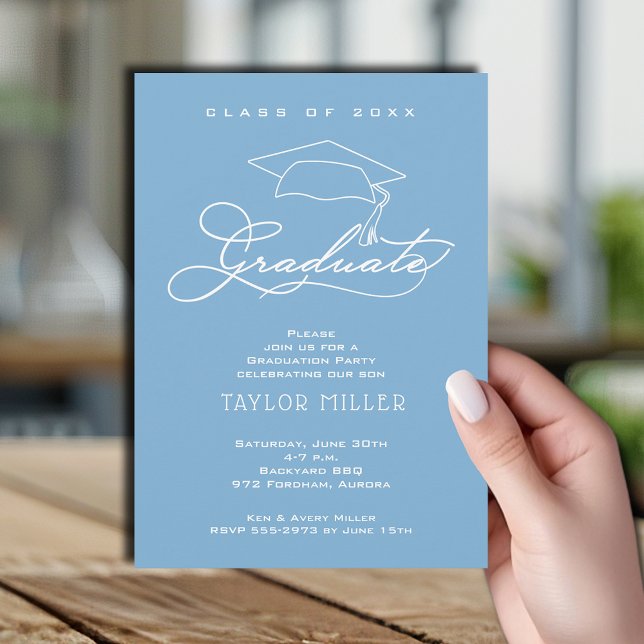 Invitación Tapa de graduación elegante Polvo Azul Graduación (Elegant white script and grad hat powder blue graduation party invitations)