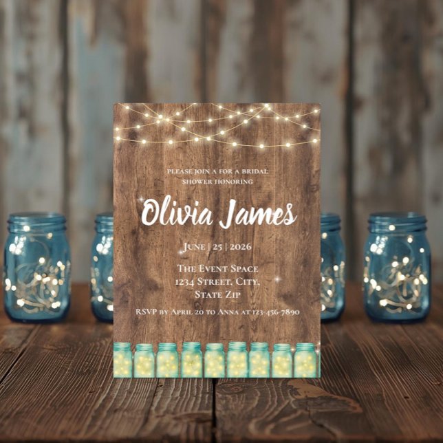 Invitación Tarro de Mason Azul y Luces de Hadas para Despedid (Woodland bridal shower hero image with string lights and blue mason jar invitation)
