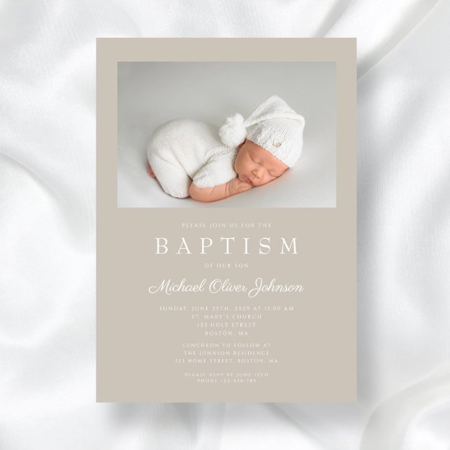 Invitación Taupe Beige Moderno Bautismo Fotográfico (Taupe Beige Modern Photo Baptism Invitation)