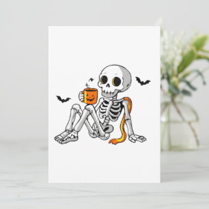 Invitación Taza de esqueleto de Halloween acogedor con café y