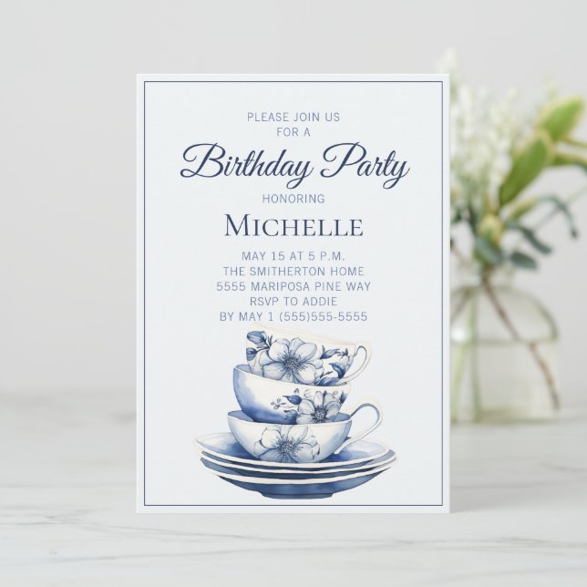 Invitación Tazas de té florales azules para cumpleaños de muj (Anverso de pie)