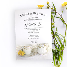 Invitación Tea Cup con bebe amarillo se prepara ducha