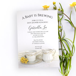 Invitación Tea Cup con bebe amarillo se prepara ducha