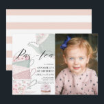 Invitación Tea Par-tea Floral Teapot Pink1st Birthday Photo<br><div class="desc">Esta tierna invitación a un fiesta de té de 1/1 cumpleaños muestra un fondo blanco con una tetera y tazas de té con flores. El reverso presenta un fondo blanco con rayas rosas de color rosa. Personalízalo para tus necesidades. Puedes encontrar productos coincidentes en mi tienda.</div>
