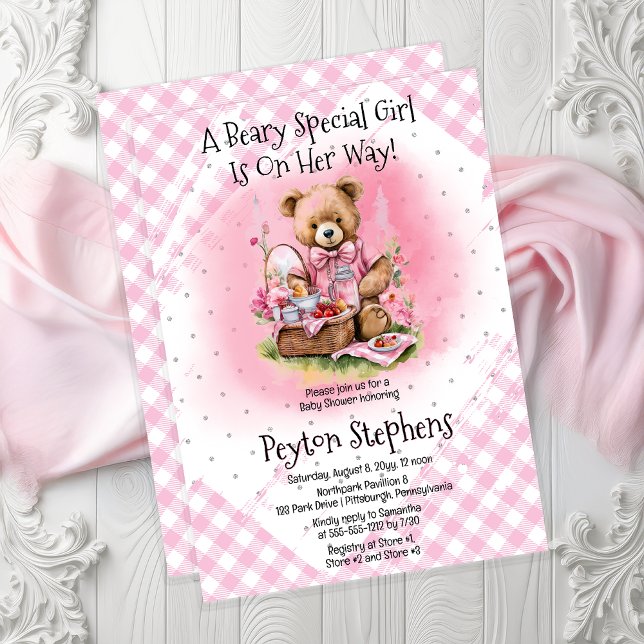 Invitación Teddy Bear Picnic Beary Chica especial Baby Shower ("A Beary Special Girl Is On Her Way!" Cute Teddy Bear Picnic | Gingham Check Girl Baby Shower Invite)