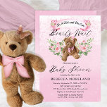 Invitación Teddy Bear puede esperar a que el Chica rosado Bab<br><div class="desc">¡Oh, la emoción! ¡Va a ser un chica, y sabemos que puedes "esperar temprano"! Este dulce oso de peluche está decorado con un lindo oso de peluche con un arco rosa rodeado de rosas rosas rosas rosas y vegetación verde sabrosa. Una linda mariposa rosada se sienta sobre su cabeza y...</div>