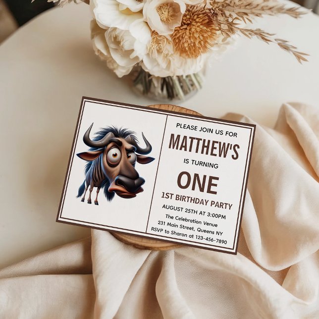 Invitación Tema de granja de ñu loco lindo Cumpleaños 1er (Cute Crazy wildebeest Farm Theme 1st Birthday Invitation)