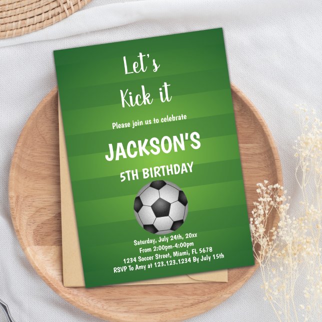 Invitación Tema del Fiesta deportivo clásico (Green Back Ground Soccer Birthday Invitations)