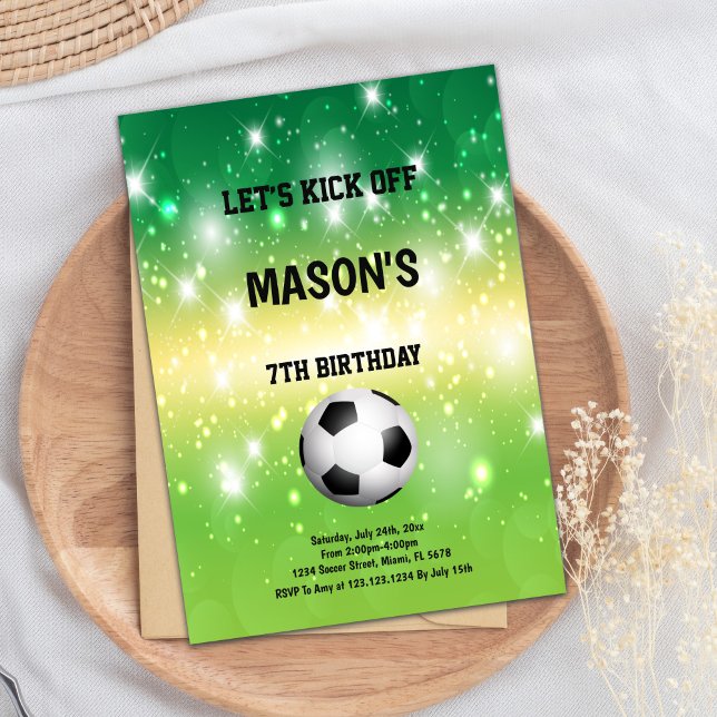 Invitación Tema del Fiesta Deportivo Negrita (Ball in Center Shine Soccer Birthday Invitations)