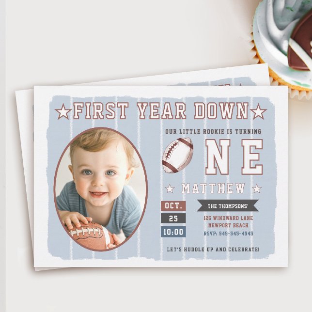Invitación Tema del fútbol Dusty Blue Stripes Boy Primer cump (first year down football birthday invitation photo sports boy blue white stripes 1st party invite)