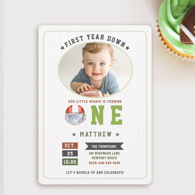 Invitación Tema del fútbol primer año abajo primer cumpleaños (first year down football birthday invitation photo sports boy green boy 1st party invite)
