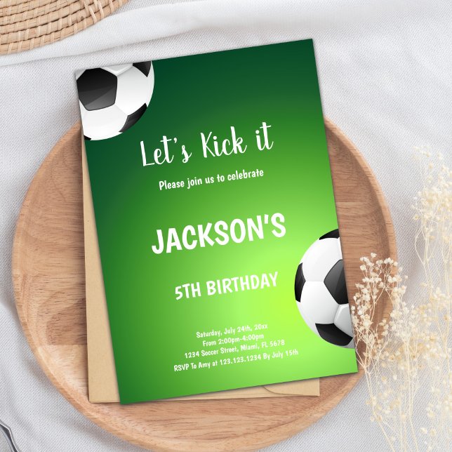 Invitación Tema deportivo de fondo verde (Let's Kick it Green Back Soccer Birthday Invitation)