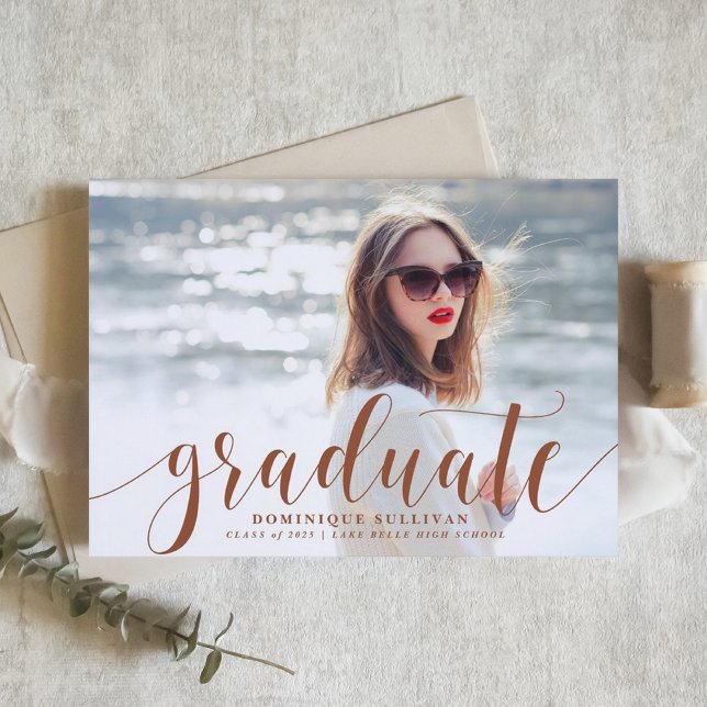 Invitación Teracotta Caligrafía moderna Graduación fotográfic (Personalized Photo Graduation Invitation with Terracotta Modern Calligraphy – Customizable Photo)
