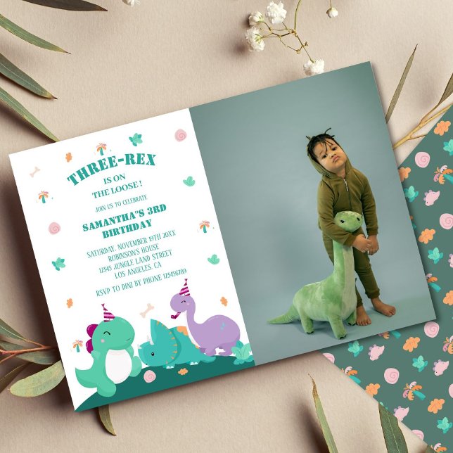 Invitación Tercer cumpleaños de dinosaurio lindo de tres rex. (Subido por el creador)
