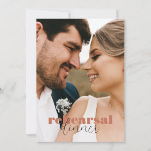 Invitación Terracota Moda Audaz Retro Script Ensayo Cena