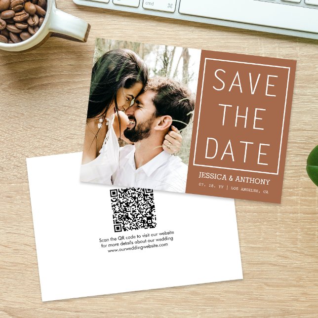 Invitación Terracota Moderna Guardar La Fecha Foto Código QR (The QR code makes it easy for guests to visit your website for more details about your wedding.)