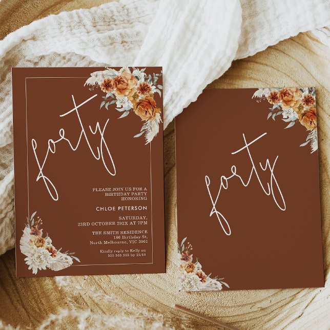 Invitación Terracotta Boho Naranja quemada Floral 40 cumpleañ (Terracotta 40th birthday invitation featuring two burnt orange floral arrangements with palm leaves)