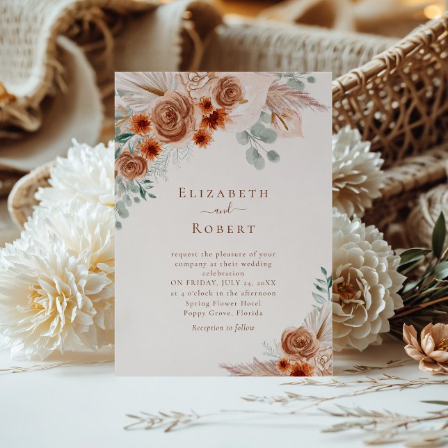 Invitación Terracotta Floral Pampas Grass Eucalyptus Boda (Terracotta Floral Pampas Grass Eucalyptus Wedding Invitation on a sunny table with boho flowers)