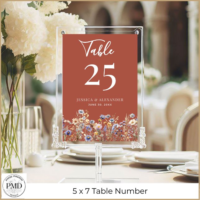 Invitación Terracotta Flores silvestres Boda 5x7 Número de ta (Dusty Blue Wildflowers Terracotta 5x7 Wedding Table Number with Couple Names, Date.)