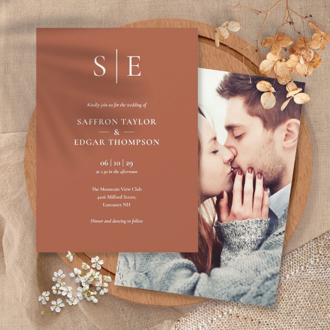 Invitación Terracotta Monograma moderno Boda de fotografía (Terracotta Modern Monogram Photo Wedding Invitation)