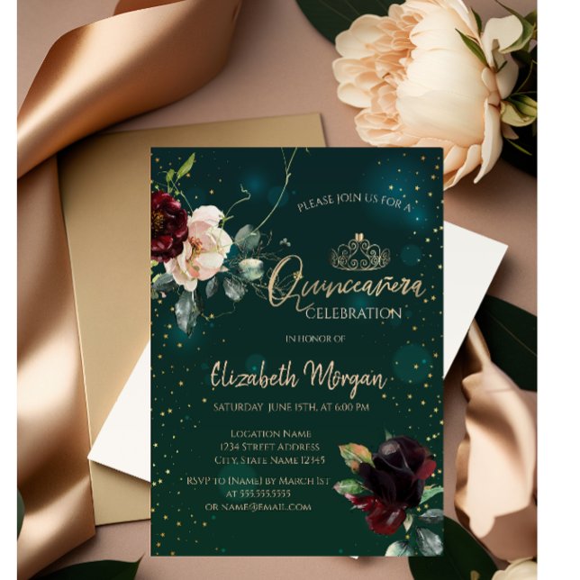 Invitación Tiara dorada, flores borgoña sobre fondo verde Qui (Subido por el creador)