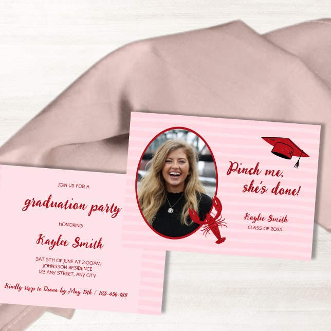 Invitación Tiburón de langostino Me Pinch Pink & Red Photo Gr (Crawfish Boil Pinch Me Pink & Red Photo Graduation Invitation)