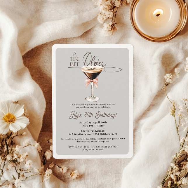 Invitación Tini bit mayor Espresso Martini 30 cumpleaños (Tiny Bit Older Espresso Martini 30th Birthday Invitation)