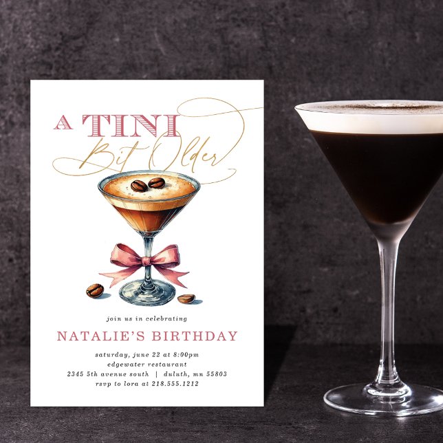 Invitación Tini bit mayor Espresso Martini Bow rosado cumplea (Tini Bit Older Espresso Martini Pink Bow Birthday Invitation)