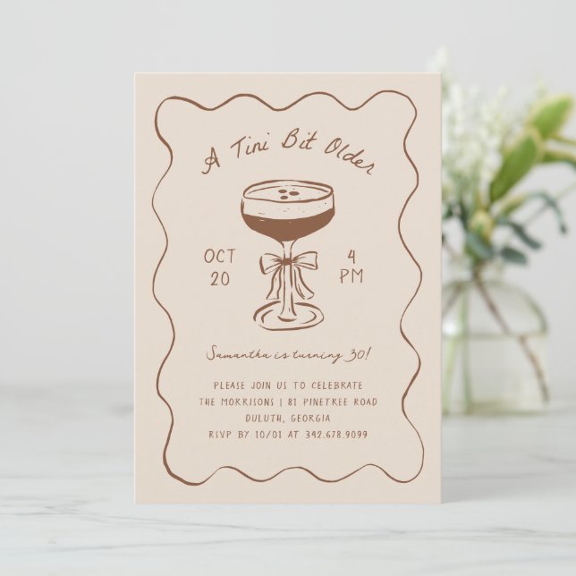 Invitación Tini Bit Older Espresso Martini Garabato Cumpleaño (Anverso de pie)