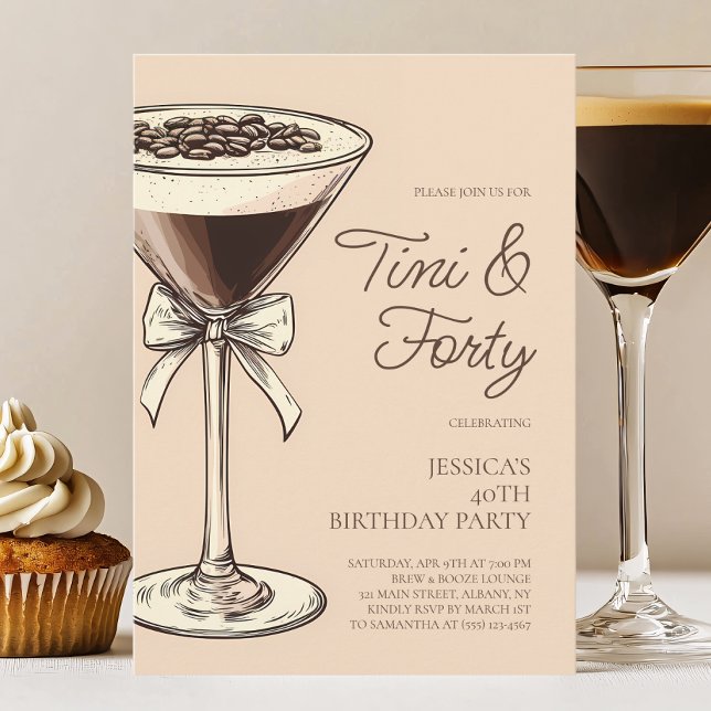 Invitación Tini y Thirty Script Martini 40 Fiesta de cumpleañ (Tini and Forty Script Martini 40th Birthday Party Invitation)
