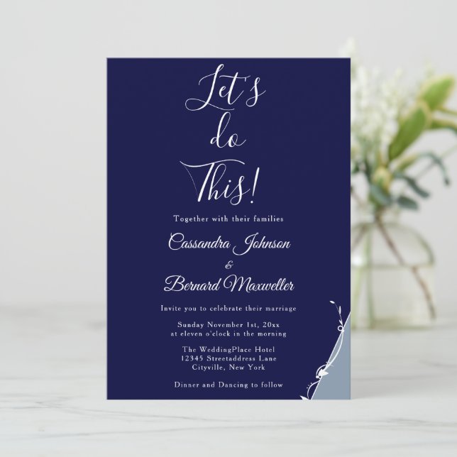 Invitación Tipografía Blanca Azul Emocionada Boda Mínimo Inv (Anverso de pie)